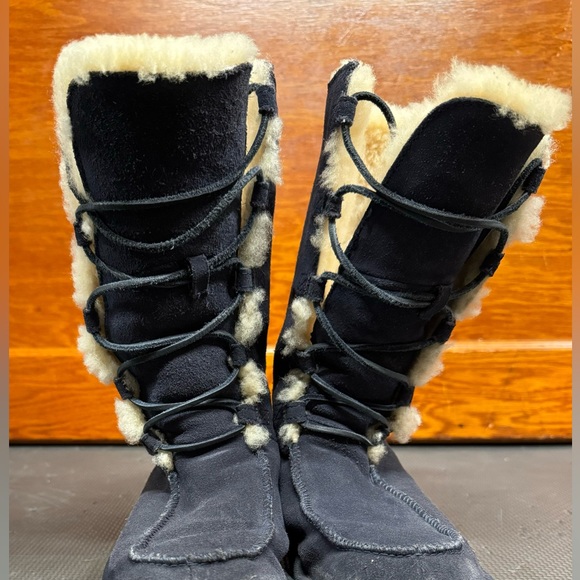 Ugg lace up navy boots size 2, very unique! - Picture 1 of 4